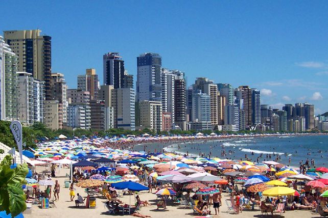 Alternativa. En Camboriú hay una estructura similar a la de Bariloche pata recibir a los estudiantes. Alternativa. En Camboriú hay una estructura similar a la de Bariloche pata recibir a los estudiantes.