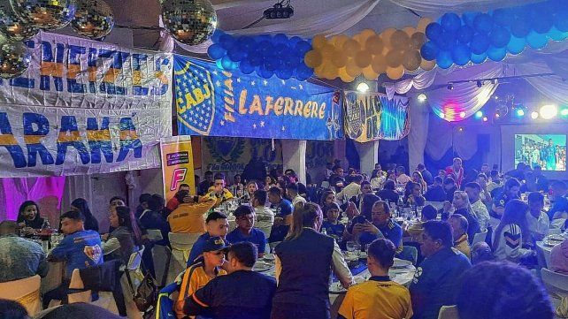 La cena estuvo acompañada de mucho color. Banderas, bombos y trompetas para celebrar la noche.