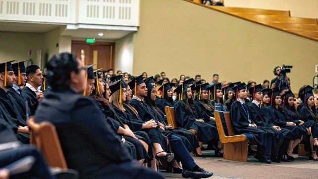 Graduación. Durante la ceremonia, se otorgaron un total de 108 títulos, de los cuales 100 fueron conferidos por la Universidad. Graduación. Durante la ceremonia, se otorgaron un total de 108 títulos, de los cuales 100 fueron conferidos por la Universidad.