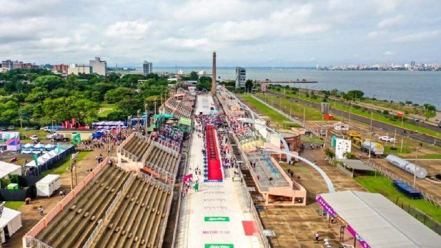 Pista en la Costanera de Encarnación, Paraguay. Pista en la Costanera de Encarnación, Paraguay.