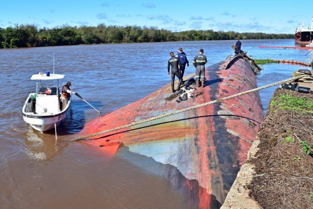 El buque se encuentra hundido frente al muelle 7 del Puerto de Concepción del Uruguay