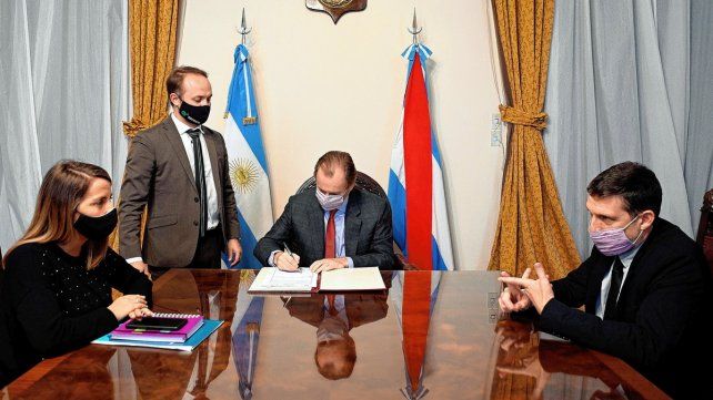 El contrato para la ejecución de la obra del Campus de la Uader se firmó este miércoles en Casa de Gobierno.