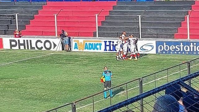 Barracas sorprenda a Colón en el estadio Grella.