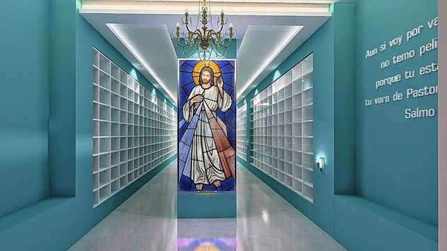 En el Columbario. hay espacios, llamados hornacinas, en los que se colocan las urnas con las cenizas de la persona.