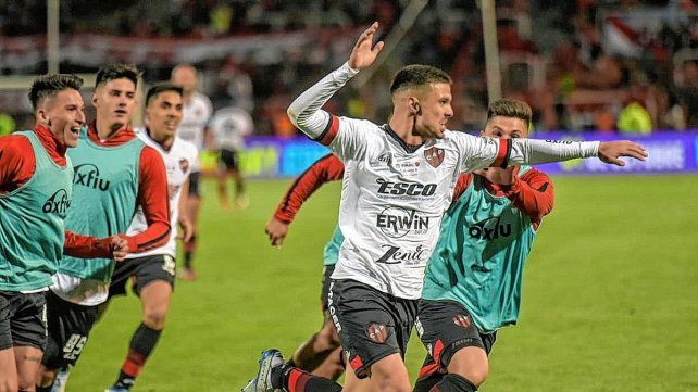 Tiago Banega, en el festejo del gol de Patronato.