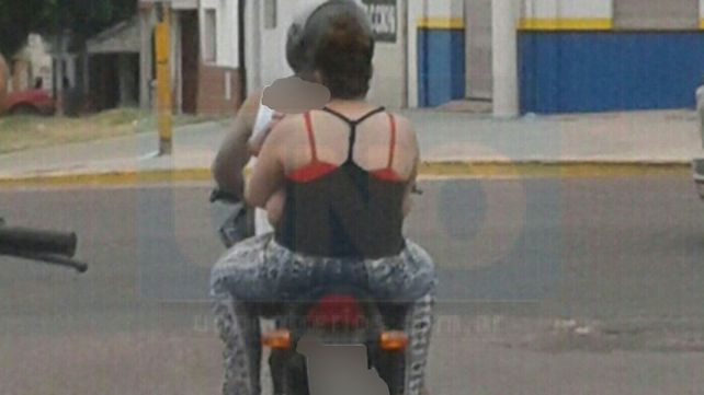 Un clásico. En las calles de Paraná se ven todos los días a varias personas sin cascos en las motos.