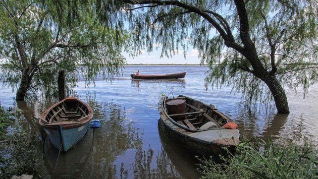 El frío y la crecida afectan la actividad de los pescadores de la zona El frío y la crecida afectan la actividad de los pescadores de la zona
