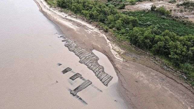 La malla protectora del Túnel Subfluvial, a la vista por la bajante del río Paraná.