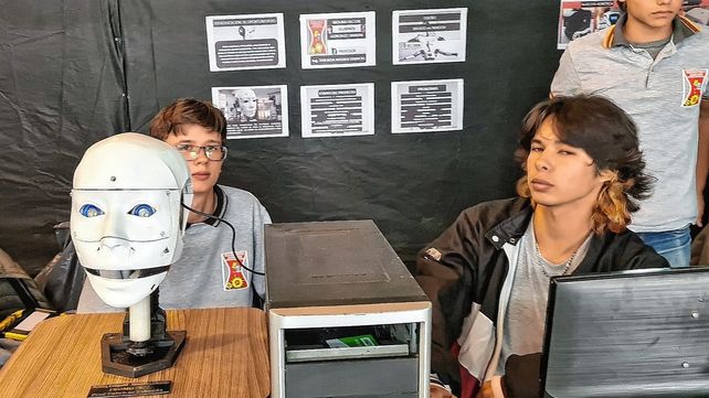 Headbot. Trabajo realizado por los alumnos de 7º año de Electrónica, Damián González y Héctor Molina.