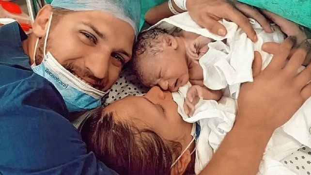 La actriz Barbie Vélez compartió en sus redes una foto junto a su marido Lucas Rodríguez y su hijo, Salvador, que nació durante la tarde del viernes.