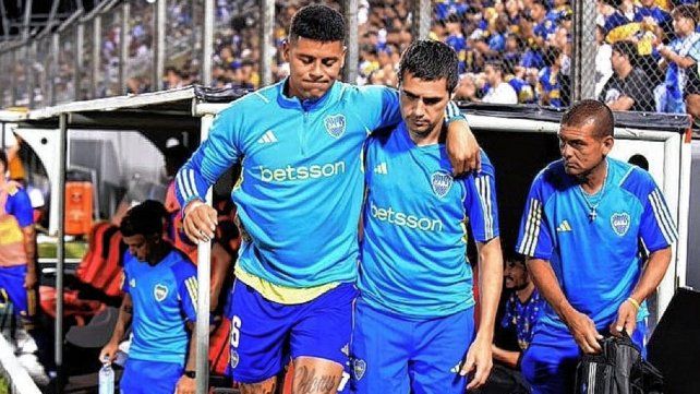 Marcos Rojo necesitó asistencia para retirarse del campo de juego en Salta. Marcos Rojo necesitó asistencia para retirarse del campo de juego en Salta.