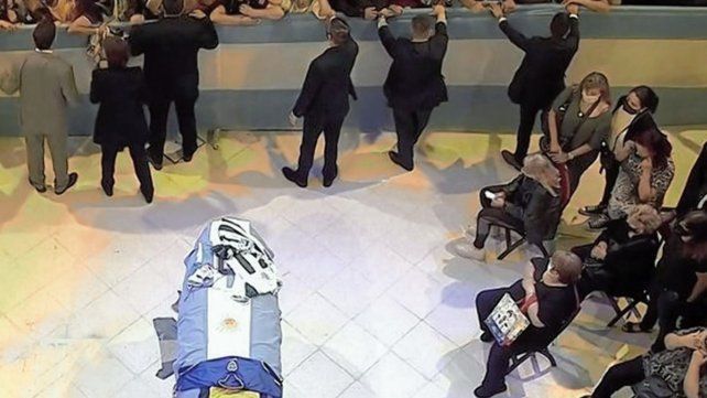 Familiares y amigos despidieron a Maradona en la madrugada