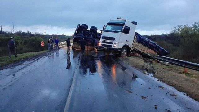 El accidente ocurrió en ruta 12 a la altura del kilómetro 584. El camión provenía de Chaco y tenía como destino Hernandarias