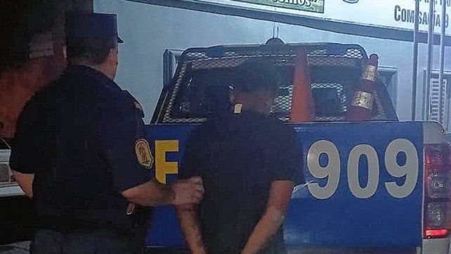 Un hombre denunció a su hijo por intentar golpear con un palo a la madre. El muchacho quedó detenido y fue trasladado a la Alcaidía de Tribunales de Paraná