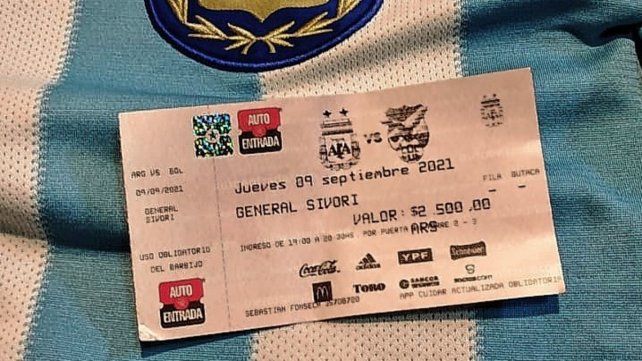 Agustín Galliussi conserva el ticket del histórico partido que disputó el seleccionado argentino.