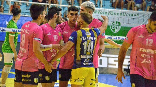 Los jugadores de Gross Paracao festejan uno de los puntos ante Once Unidos.