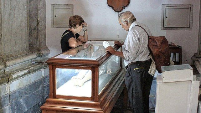 Durante décadas el Cristo Yacente es una de las figuras más visitadas. Actualmente fue movida de lugar Durante décadas el Cristo Yacente es una de las figuras más visitadas. Actualmente fue movida de lugar