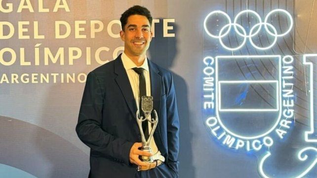 Teo Migliavacca con el galardón que le otorgaron por su destacada temporada. Teo Migliavacca con el galardón que le otorgaron por su destacada temporada.