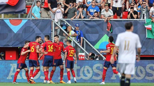 España venció 2-1 a Italia en Enschede, y enfrentará a Croacia en la final de la UEFA Nations League. España venció 2-1 a Italia en Enschede, y enfrentará a Croacia en la final de la UEFA Nations League.