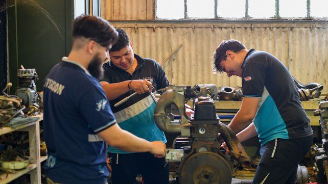 Estudiantes de la escuela técnica Nº 3 Luis Cenobio Candelaria de Paraná, con especialidades en Aeronáutica, Aerofotogrametría y Computación fueron reconocidos Estudiantes de la escuela técnica Nº 3 Luis Cenobio Candelaria de Paraná, con especialidades en Aeronáutica, Aerofotogrametría y Computación fueron reconocidos