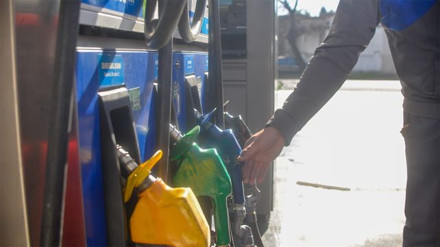  Los valores mayoristas de Shell, Axion y Puma disponen hasta 25% de incremento, tras meses en los que se mantenían encorsetados ante los acuerdos entre el Gobierno y las petroleras Los valores mayoristas de Shell, Axion y Puma disponen hasta 25% de incremento, tras meses en los que se mantenían encorsetados ante los acuerdos entre el Gobierno y las petroleras