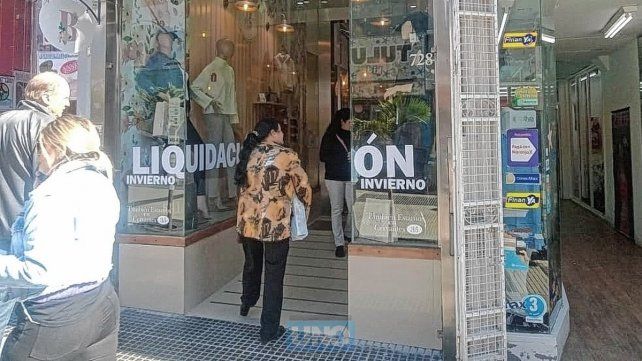 La liquidación de ropa de invierno llegó temprano este año La liquidación de ropa de invierno llegó temprano este año