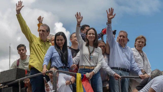 Edmundo González Urrutia, candidato presidencial de la oposición, con camisa azul, junto a María Corina Machado, líder de la oposición venezolana. Edmundo González Urrutia, candidato presidencial de la oposición, con camisa azul, junto a María Corina Machado, líder de la oposición venezolana.