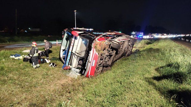 Un colectivo con 35 estudiantes volcó en la Autovía Artigas, cerca de Colón. Un colectivo con 35 estudiantes volcó en la Autovía Artigas, cerca de Colón.