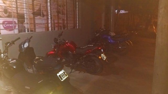 Motos mal estacionadas en la vereda de una vivienda de calle Río Negro donde hubo una fiesta.