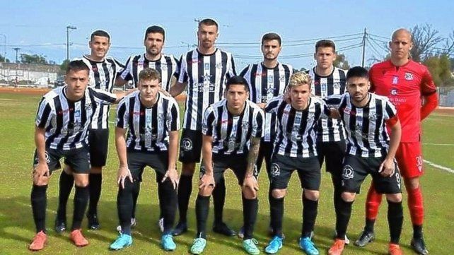 Faustino Dettler (en la fila de abajo sobre el costado izquierdo) disputó los últimos cinco partidos en la alineación inicial.