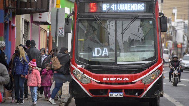 Choferes de Paraná denuncian mal estado de colectivos y UTA apunta a la empresa y al municipio. Choferes de Paraná denuncian mal estado de colectivos y UTA apunta a la empresa y al municipio.