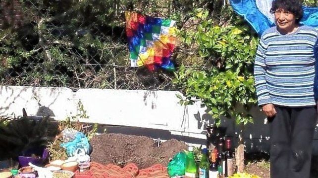 Símbolos. Celsa Tolaba se prepara para iniciar el ritual de agradecimiento en la boca de la Pachamama.