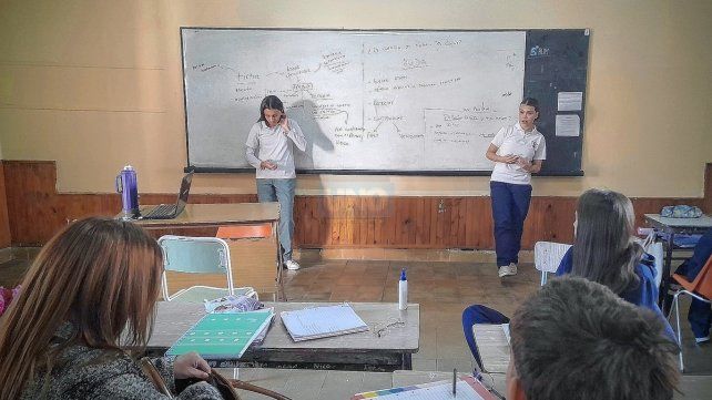 Alumnas. De 3º año del espacio curricular Fisicoquímica presentaron en el ISAP D-15 de Rosario del Tala su trabajo de ciencias sobre la aplicación TikTok. Alumnas. De 3º año del espacio curricular Fisicoquímica presentaron en el ISAP D-15 de Rosario del Tala su trabajo de ciencias sobre la aplicación TikTok.