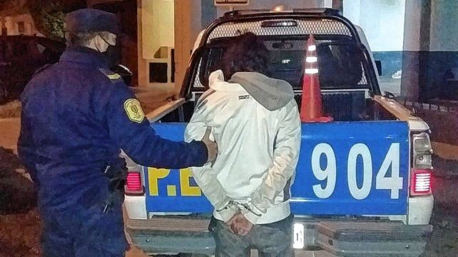 El joven ladrón fue arrestado a las pocas cuadras de donde sucedió el intento de robo. 
