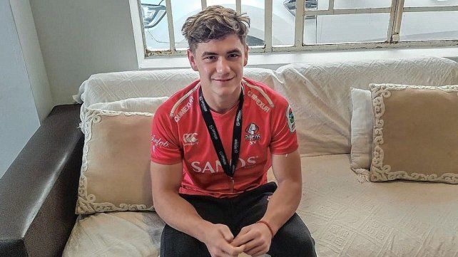 Lautaro Cipriani en el living de su casa con la camiseta del campeón y antes de salir al entrenamiento con Tilcara. Lautaro Cipriani en el living de su casa con la camiseta del campeón y antes de salir al entrenamiento con Tilcara.