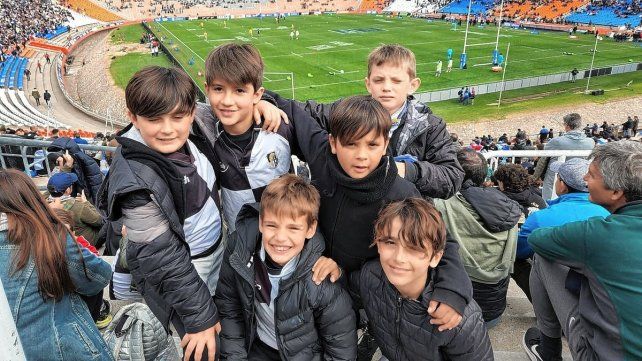 Algunos de los chicos de la división M9 en el partido de Los Pumas.