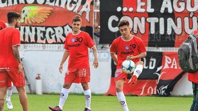 Nicolás González, con el dorsal número 19, realizando la entrada en calor del plantel de Argentinos Juniors en la Comarca Rojinegra. Nicolás González, con el dorsal número 19, realizando la entrada en calor del plantel de Argentinos Juniors en la Comarca Rojinegra.