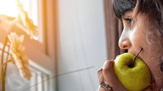 Indicadores. "Los hallazgos en estos estudios demuestran que no fumar, tener una dieta basada en plantas, comer nueces varias veces a la semana, realizar ejercicio físico y mantener un peso saludable son los cinco hábitos que previenen enfermedades y promueven una mayor esperanza de vida", puntualizó la doctora Oliveira.