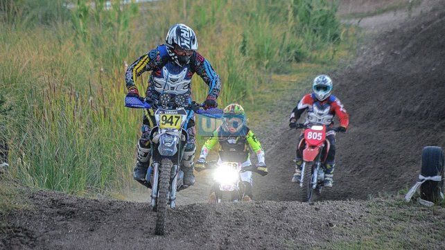 La Kava vivió un momento histórico ya que por primera vez hubo una carrera nocturna de motos.