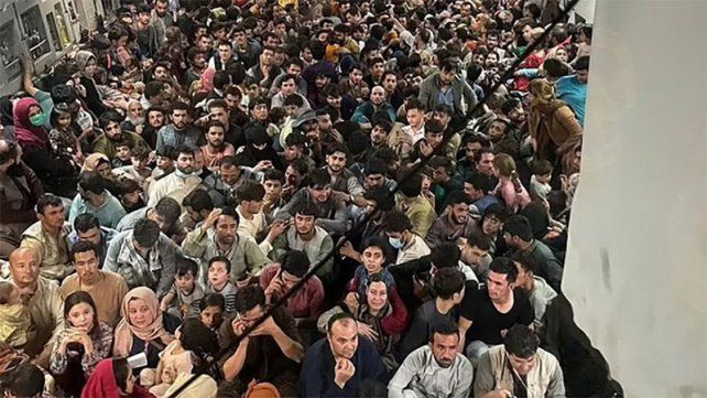 Impactante imagen muestra la bodega de un avión militar repleta de afganos