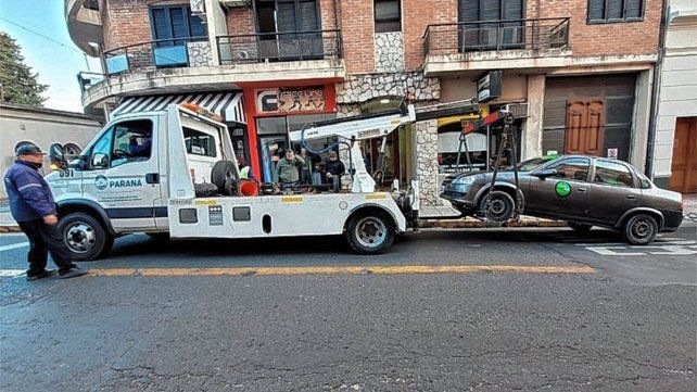 El remisero de Paraná fue atrapado infraganti cuando circulaba a toda velocidad por una calle y en contramano. Es de la empresa Estrella