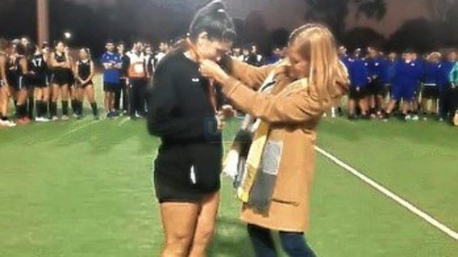La mejor. La arquera y capitana Micalea Ledesma recibió el reconocimiento por la valla menos vencida del torneo.