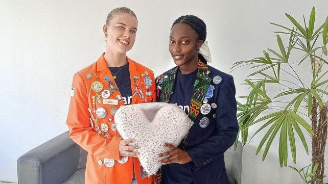 Ellemare, de Países Bajos; y Chloe, de Uganda, forman parte de un intercambio internacional de Rotary Ellemare, de Países Bajos; y Chloe, de Uganda, forman parte de un intercambio internacional de Rotary