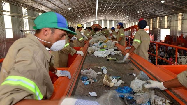 Desechos que se transforman en cosas útiles a partir del reciclaje Desechos que se transforman en cosas útiles a partir del reciclaje