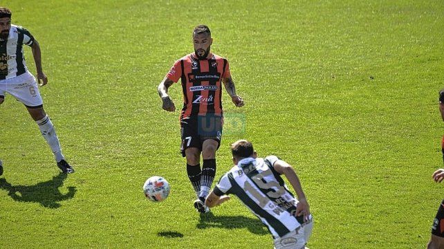 Héctor Canteros intentó ser el conductor del equipo paranaense en un primer tiempo muy equilibrado.