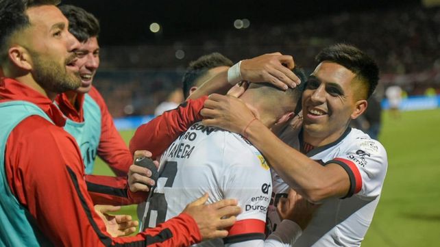 Tiago Banega celebra la conquista más importante de la historia de Patronato junto a Jonás Acevedo.