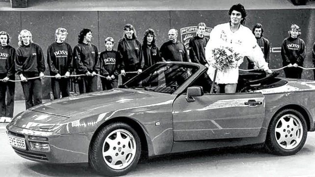 Gabriela Sabatini luciendo su premio en el Copa Porsche de 1989. Gabriela Sabatini luciendo su premio en el Copa Porsche de 1989.