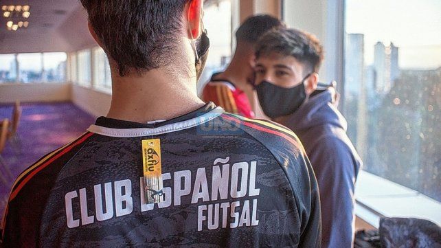 Uno de los integrantes de Futsal Español luce la camiseta de arquero. 