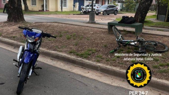 Colón: colisionaron moto y bicicleta que circulaban en el mismo sentido Colón: colisionaron moto y bicicleta que circulaban en el mismo sentido