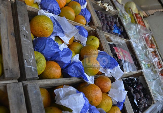 Esperan. Hay verdulerías que no quieren vender naranjas hasta que no llegue más barata. Foto UNO/Mateo Oviedo Esperan. Hay verdulerías que no quieren vender naranjas hasta que no llegue más barata. Foto UNO/Mateo Oviedo